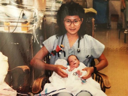 Cuộc đoàn tụ sau gần 30 năm của em bé sinh non và nữ y tá