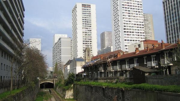 Đường sắt bỏ hoang trong khu châu Á,  quận 13 bên cạnh là những khu chung cư cao tầng