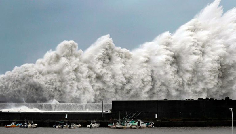 Bão Jebi với sức gió lên tới 220km/h tàn phá một khu vực rộng lớn ở Nhật Bản