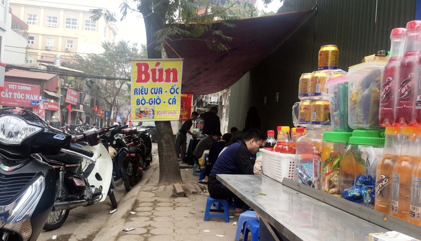 Hàng quán chiếm vỉa hè, xe máy chiếm lòng đường trên phố Nguyễn An Ninh