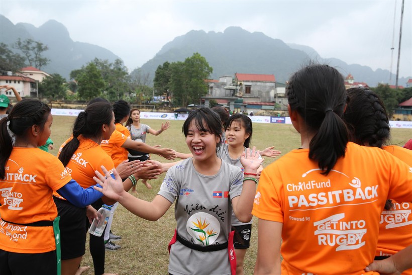 Trẻ em tại tỉnh Hòa Bình (Việt Nam) hào hứng với môn Bóng bầu dục