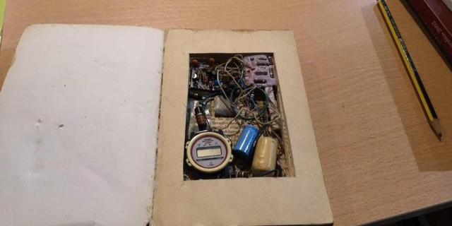 Bất ngờ phát hiện bom giấu tinh vi trong sách cổ
