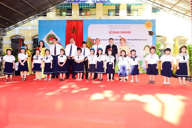 Đại diện các ban, ngành cùng HVN trao mũ cho các em học sinh tại Trường Tiểu học Phù Đổng, thành phố Đà Nẵng