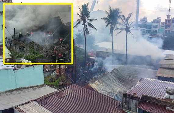 TPHCM: Cháy lớn thiêu rụi dãy nhà trọ, người dân hốt hoảng tháo chạy