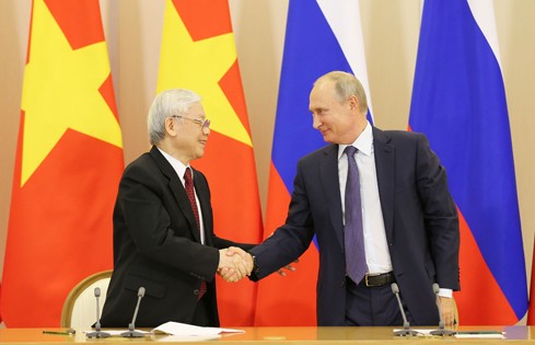 Tổng Bí thư Nguyễn Phú Trọng cùng Tổng thống Liên bang Nga Vladimir Putin sau lễ ký văn kiện hợp tác