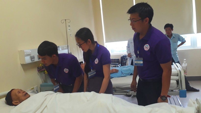 Các bạn thành viên CLB thăm bệnh nhân Lào đang điều trị tại Trung tâm ĐTTYC Quốc tế - Bệnh viện Trung ương Huế