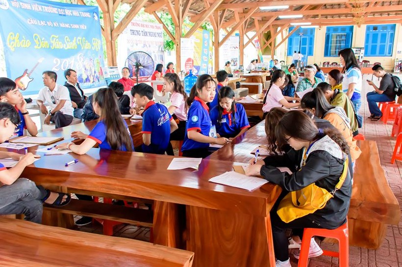 Trường ĐH Nha Trang tổ chức tư vấn, hỗ trợ tân sinh viên làm thủ tục nhập trường.