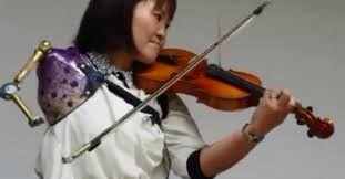Cô gái chơi violin với 1 cánh tay khiến người người khâm phục