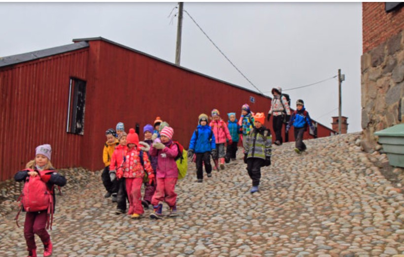 Các em HS trung học tại Hameenlinna (Phần Lan) trên đường tới trường