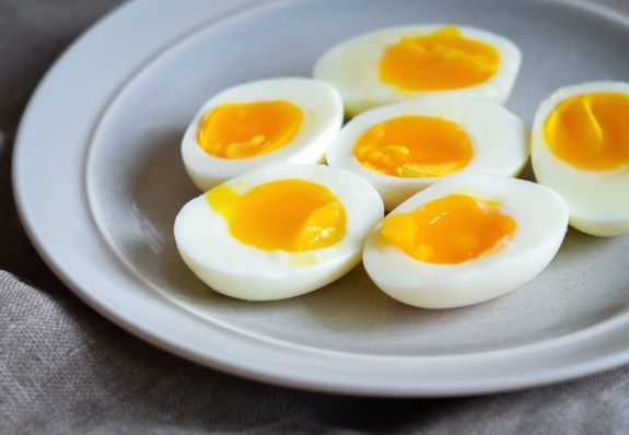 Người bị cholesterol cao có nên kiêng ăn trứng?