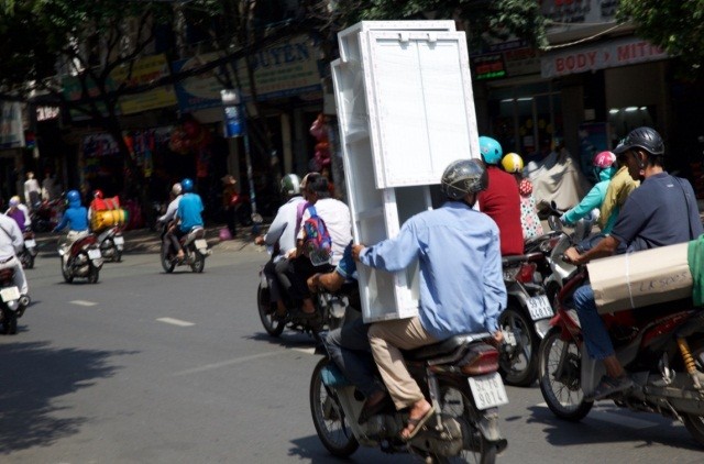 Một hình ảnh cho thấy sự phân phối sản phẩm kiểu nhỏ lẻ, thiếu chuyên nghiệp vẫn tồn tại phổ biến trong sản xuất, kinh doanh ở Việt Nam