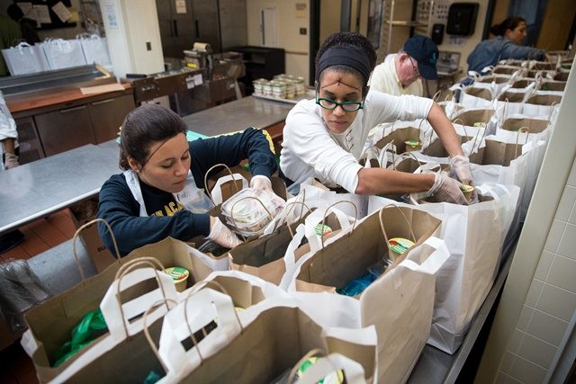 Các tình nguyện viên đang chuẩn bị các bữa ăn hữu ích tại Community Servings ở Boston