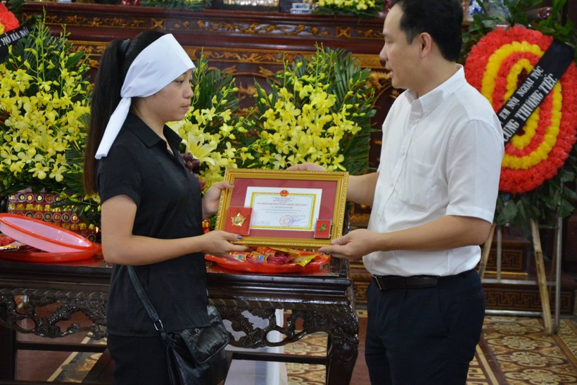 Ông Nguyễn Hoàng Phúc - Phó Giám đốc TT ĐPGTQG thừa lệnh Bộ trưởng Bộ Y tế trao tặng Kỷ niệm chương Vì sức khỏe nhân dân cho đại diện gia đình