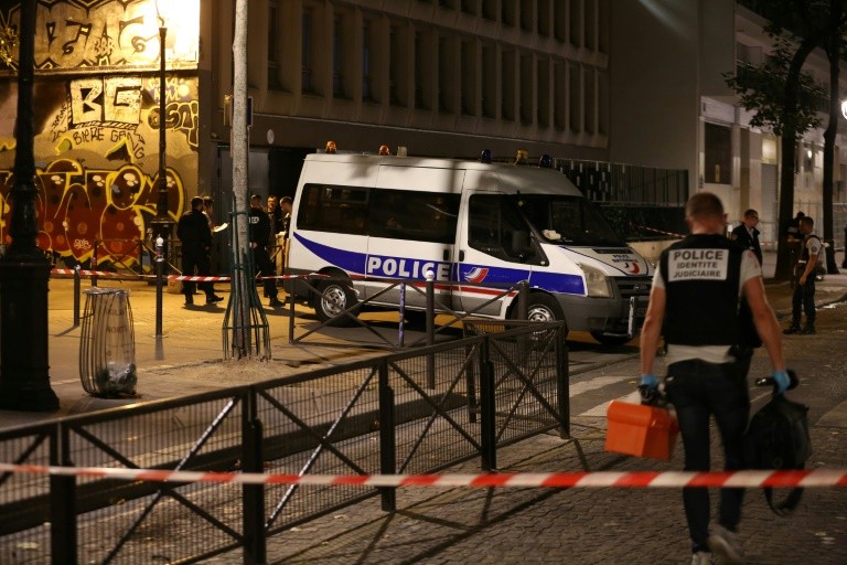 Cảnh sát Paris đang phong tỏa hiện trường sau vụ tấn công