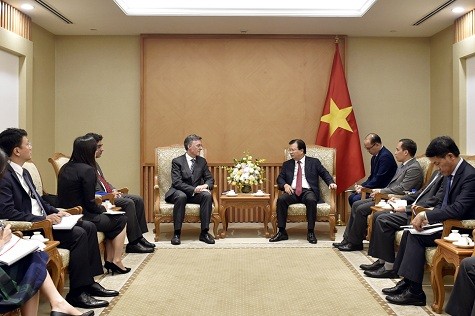 Phó Thủ tướng Trịnh Đình Dũng và ông Joachim von Amsberg, Phó Chủ tịch AIIB trao đổi tại buổi tiếp