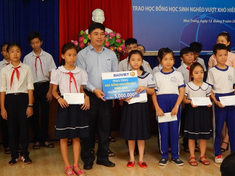 Đại diện công ty Bảo Việt Khánh Hòa trao học bổng khuyến học cho học sinh nghèo vượt khó tại Nha Trang.