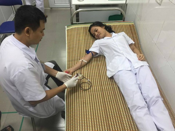 Bác sĩ hiến máu cứu bệnh nhân trong ca cấp cứu