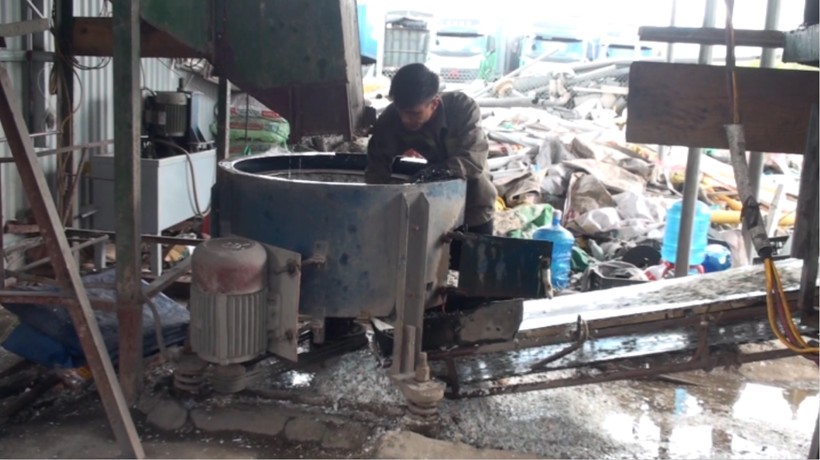 Cơ sở chế nhựa chế phẩm thải trực tiếp nước thải không qua xử lý vào môi trường, ảnh: QTV

