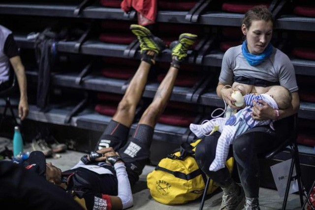 Vừa đua marathon 160 dặm vừa cho con bú, bà mẹ truyền cảm hứng cho cư dân mạng