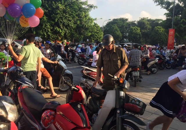 Đường Nguyễn Khánh Toàn (quận Cầu Giấy, Hà Nội) giờ đưa đón học sinh tại Trường Tiểu học Dịch Vọng B thường xuyên bị tắc nghẽn