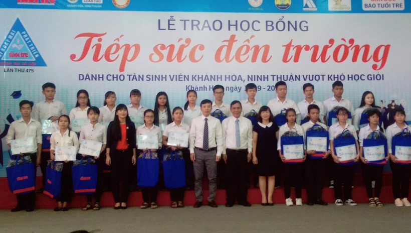 Trao học bổng “Tiếp sức đến trường” cho tân sinh viên 2 tỉnh Khánh Hòa, Ninh Thuận.