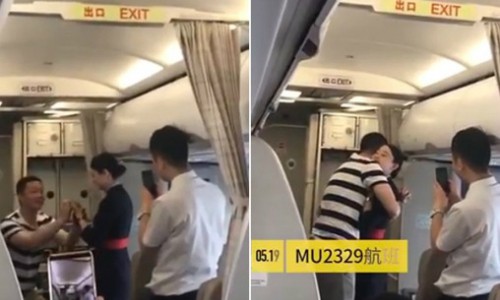 Nữ tiếp viên mất việc vì bạn trai cầu hôn trên máy bay