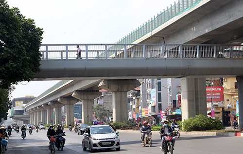 Các cây cầu vượt được xây vừa để giảm ách tắc giao thông, vừa bảo vệ an toàn cho khách bộ hành