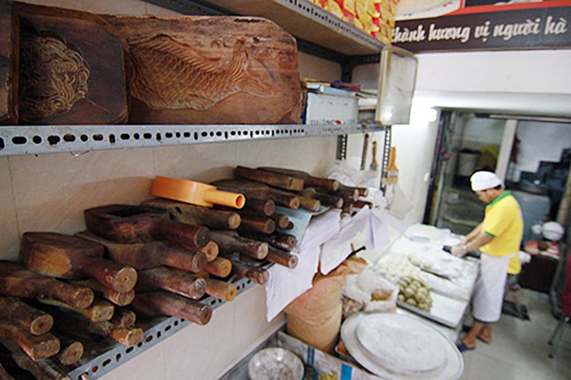Những khuôn làm bánh Trung thu gỗ truyền thống đang lép vế trước các giàn máy làm bánh công nghiệp tự động hóa