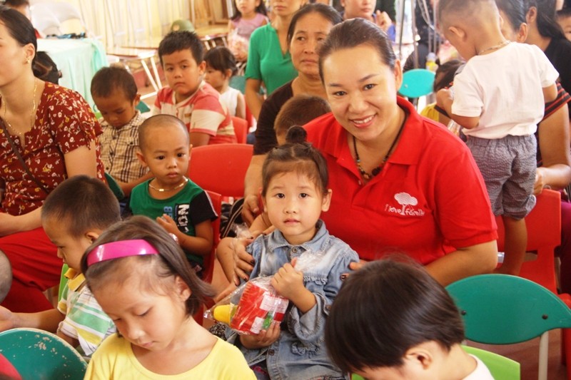 Những đứa trẻ ở trường Mầm non Thanh Xuân rất tự nhiên khi được nhận quà và chụp ảnh.