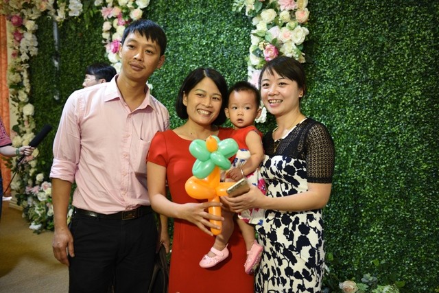 BS Lê Thị Thu Hiền (bìa phải) chụp ảnh cùng một gia đình tại ngày hội Tuần lễ Vàng ươm mầm hạnh phúc 2018