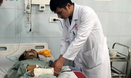 Bác sĩ Việt - Đức lên Lai Châu cứu chữa nạn nhân bởi xe bồn