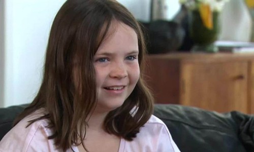 Quan chức Australia đòi đuổi học bé gái không đứng lên khi hát quốc ca
