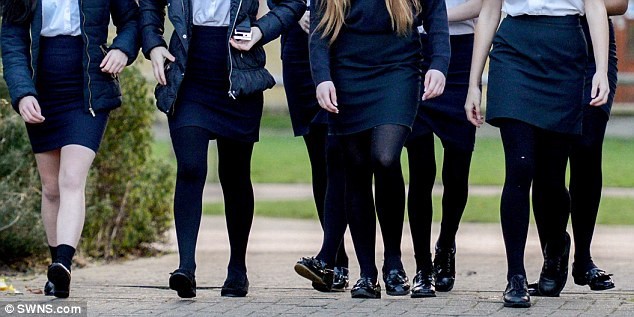 Trường học ở Anh bị chỉ trích vì cấm nữ sinh mặc váy ngắn