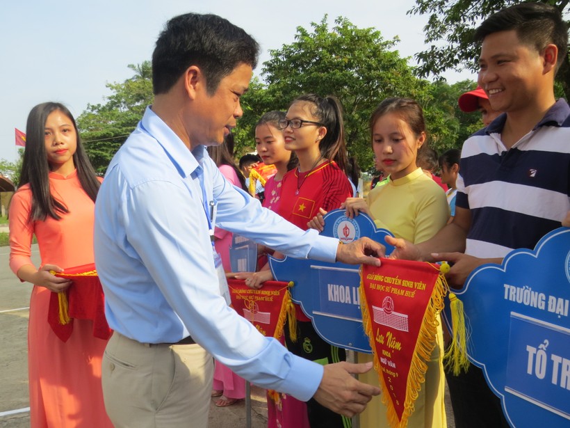  PGS. TS. Nguyễn Đình Luyện – Phó Hiệu trưởng Trường ĐHSP Huế tặng cờ lưu niệm cho các đội tham gia thi đấu