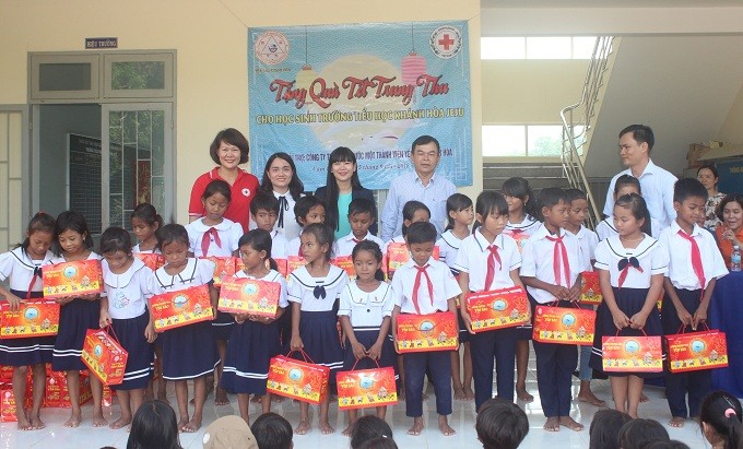 Đại diện Công ty Yến Sào Khánh Hòa và Hội Chữ thập đỏ tỉnh trao quà cho các em học sinh trường tiểu học Khánh Hòa JeJu

