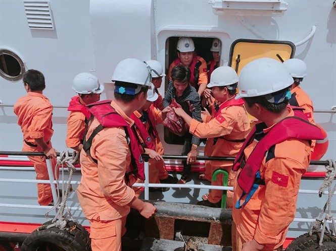 Lực lượng cứu hộ đưa các ngư dân bị ngộ độc lên bờ