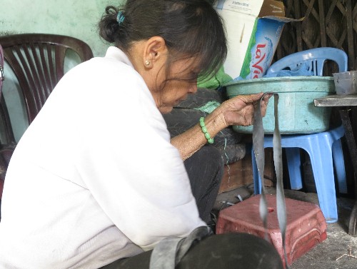 7 chị em gái hơn 50 năm sửa xe máy ở Sài Gòn