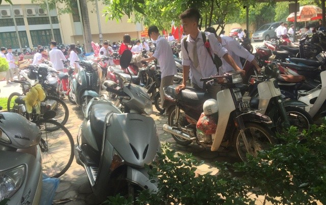Học sinh Trường THPT Nguyễn Trãi (Hoàng Quốc Việt, Hà Nội) đang lấy xe của mình từ bãi gửi xe