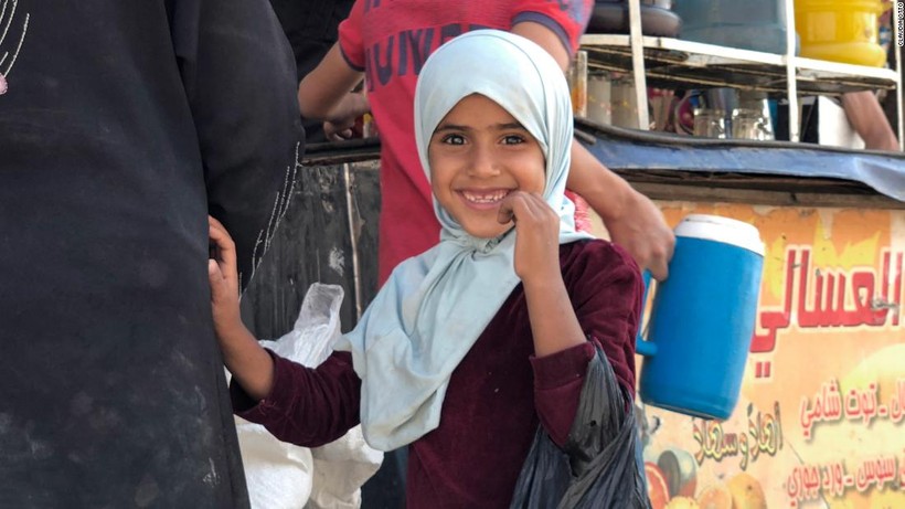 Nụ cười của một bé gái trong ngôi chợ tạm ở Douma