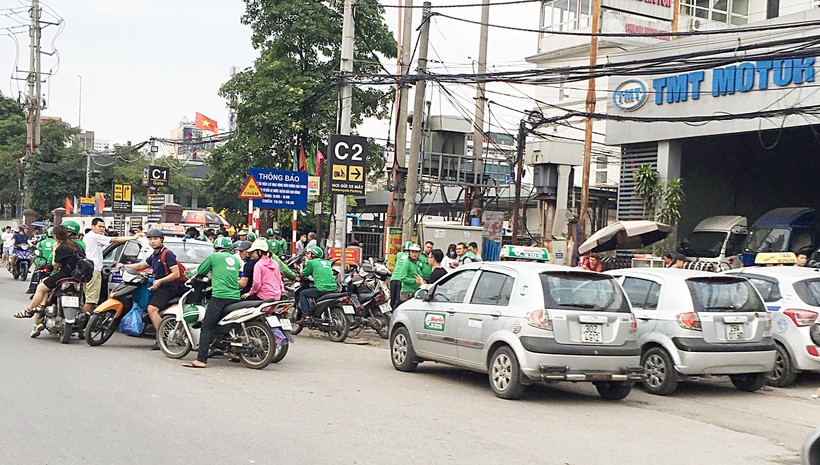 Xe ôm công nghệ và taxi tạo thành nút thắt cổ chai tại cửa ngõ phía Nam Hà Nội, đoạn qua bến xe Nước Ngầm (ảnh chụp ngày 16/9)