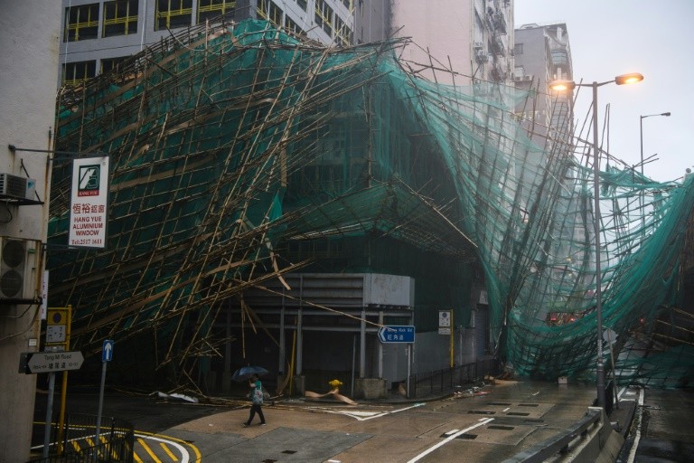 Cảnh đổ nát trên đường phố Hồng Kông