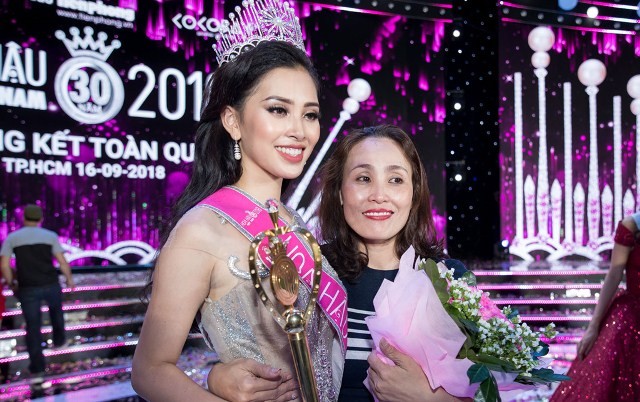 Tân Hoa hậu Việt Nam 2018 Trần Tiểu Vy bên mẹ trong ngày đăng quang (Ảnh: Hoàng Hà)
