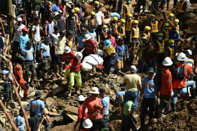 Lực lượng cứu hộ đang nỗ lực bằng phương pháp thủ công để đào bới nơi có hàng chục người bị chôn vùi