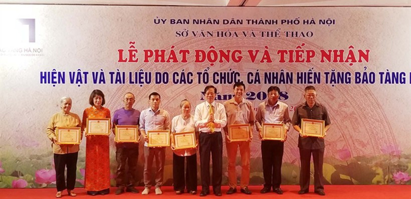 Sở VH-TT&DL Hà Nội trao bằng khen, kỷ niệm chương cho các cá nhân, tổ chức đã hiến tặng hiện vật cho Bảo tàng Hà Nội