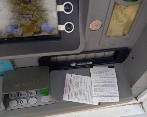 Nhiều người vẫn “vô tư” bỏ hóa đơn tại các cây ATM ngay sau khi được in ra