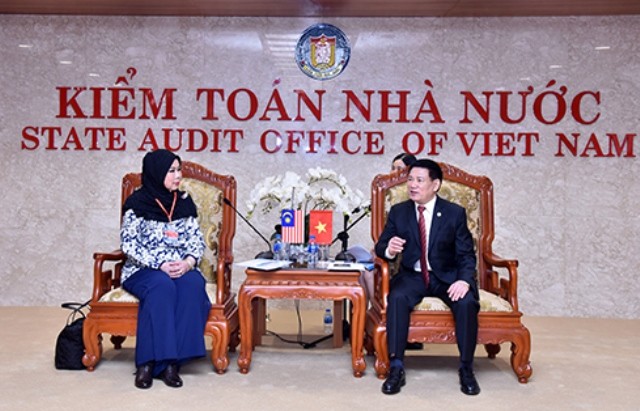 Ông Hồ Đức Phớc (Tổng Kiểm toán Nhà nước Việt Nam) và bà Madinah Binti Mohamad (Tổng Kiểm toán Nhà nước Malaysia) tại hội đàm