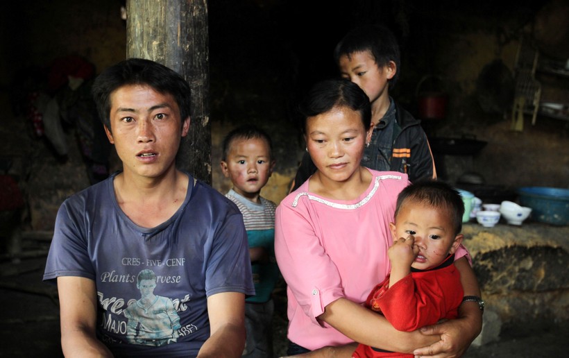 Những đứa trẻ ở Lào Cai thay bố mẹ chăm cả đàn em