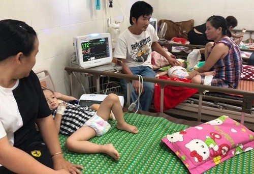 Trẻ em Quảng Ngãi mắc tay chân miệng phải nằm ghép giường bệnh viện