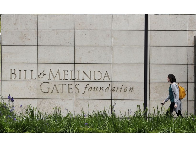Một người phụ nữ đang đi ngang qua trụ sở Quỹ Bill và Melinda Gates Foundation ở Seattle (bang Washington, Hoa Kỳ), ngày 27/4/2018 (Ảnh AP)
