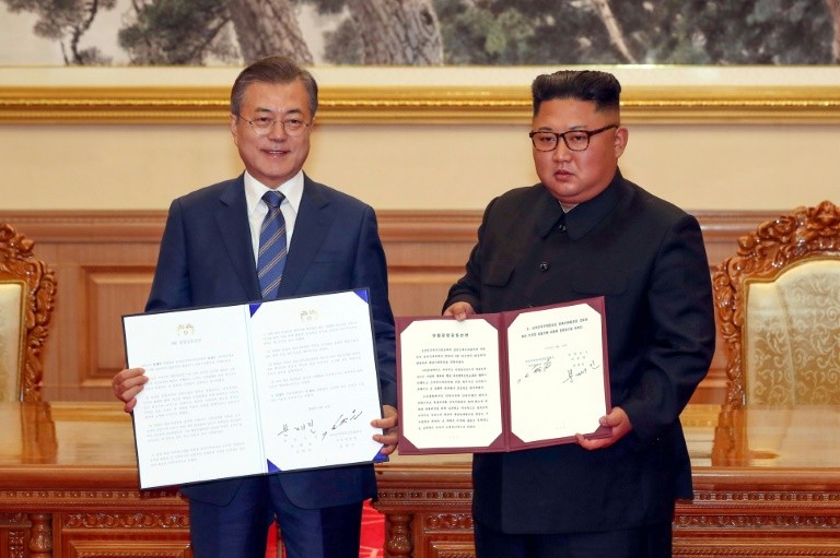 Tổng thống Hàn Quốc Moon Jae-in và lãnh đạo Bắc Triều Tiên Kim Jong Un sau khi ký kết thỏa thuận